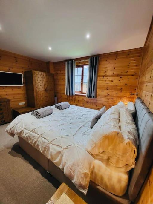 Artro Lodge Luxury 3 Bedroom, 3 Bathroom & Hot Tub 란베드르 외부 사진