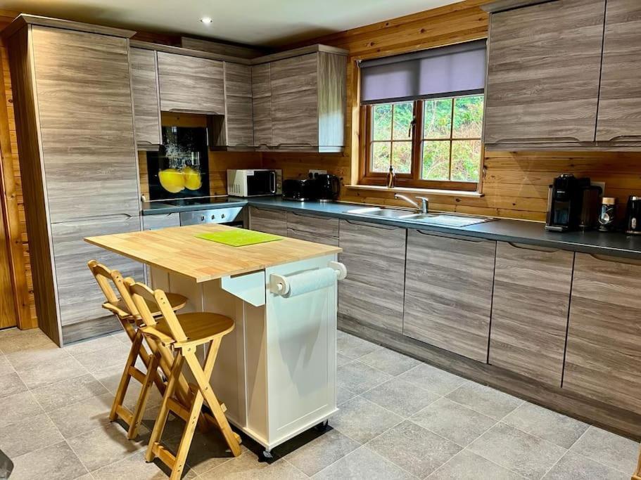 Artro Lodge Luxury 3 Bedroom, 3 Bathroom & Hot Tub 란베드르 외부 사진